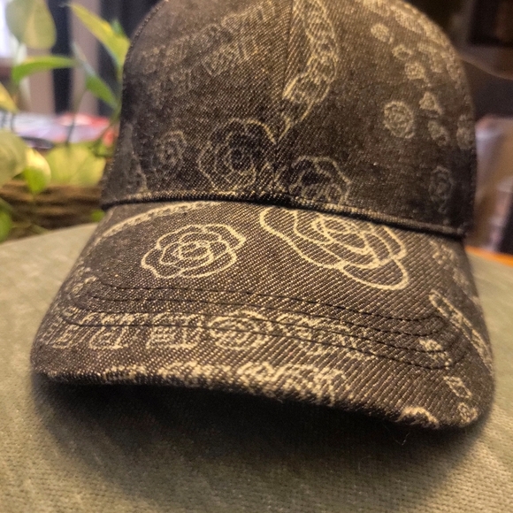 NWT Karl Lagerfeld Gray Denim Women's Ballcap - Floral/Wording In Cream - Picture 2 of 8